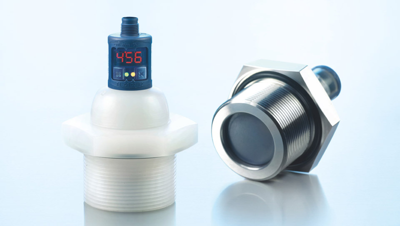 Links: hps+340 Ultraschall-Füllstandssensoren im hochresistenten PVDF-Gehäuse Rechts: PTFE-Schutzfolie mit einem O-Ring aus FFKM gegen das Gehäuse abgedichtet