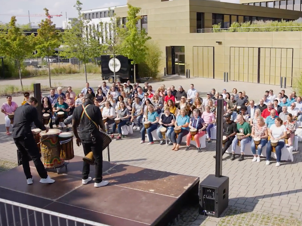 Sommerfest mit Trommelevent von microsonic Trommelende Mitarbeiter von microsonic