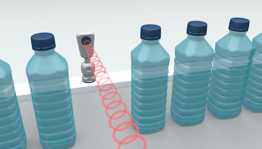 Der pms Ultraschallsensor erkennt Glas- und PET-Flaschen im Tastbetrieb und hält den Reinigungsintervallen eines Abfüllers stand. Der Sensor ist mit der Hygienic Sensorverschraubung BF-pms/A1 hygienegerecht montiert. Beispielsweise pms-25/F ... mit einem Push-Pull-Schaltausgang für das Zählen der Flaschen.