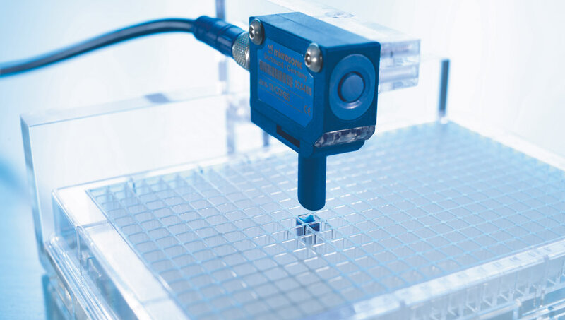 zws Ultraschallsensor mit SoundPipe misst den Füllstand auf einer Microtiterplatte