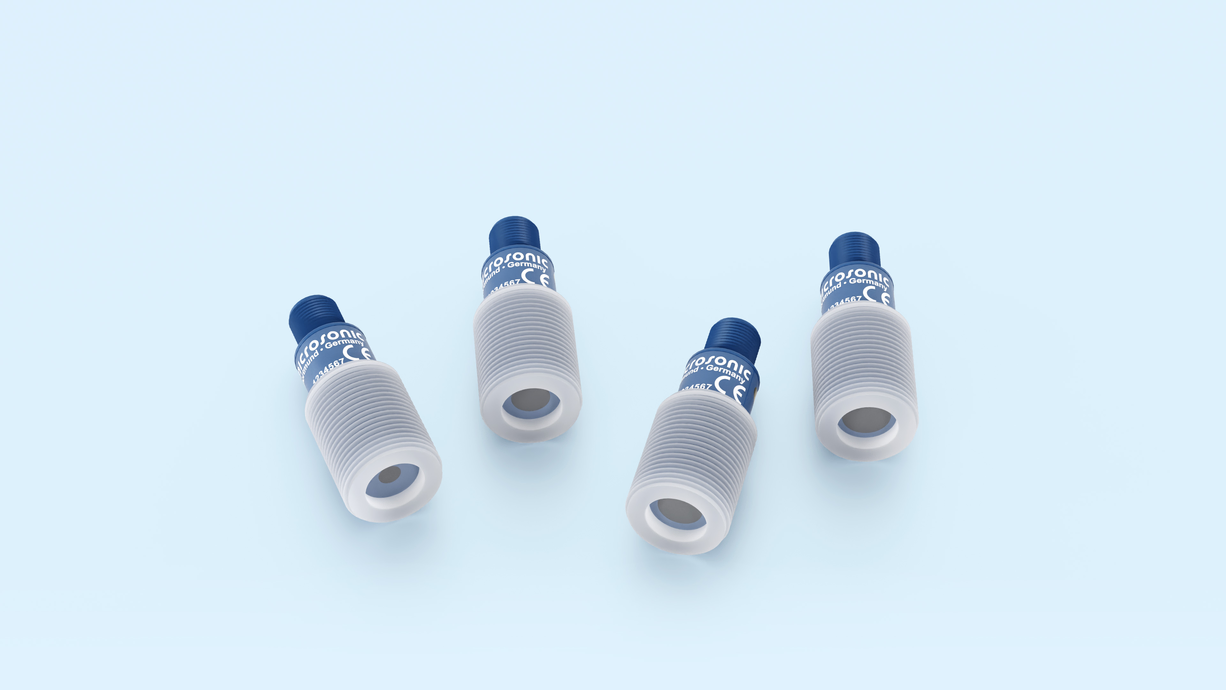 pico+TF Ultraschall-Füllstandsensoren Auf dem Foto sind die pico+TF Ultraschall-Füllstandsensoren mit PTFE-Membran in vier verschiedenen Tastweiten zur Füllstandsmessung auf aggressive Medien zu sehen.